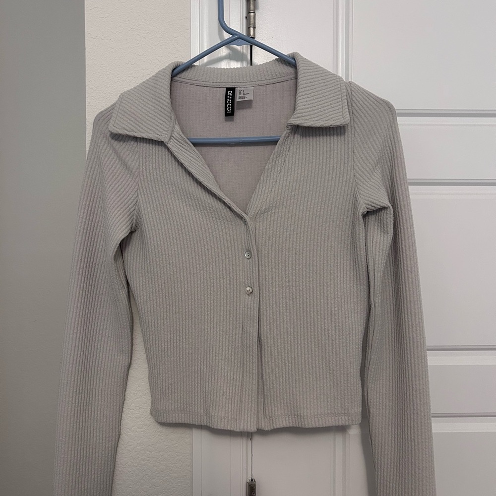 H&M Divided Gray Ribbed Button-Up Long Sleeve